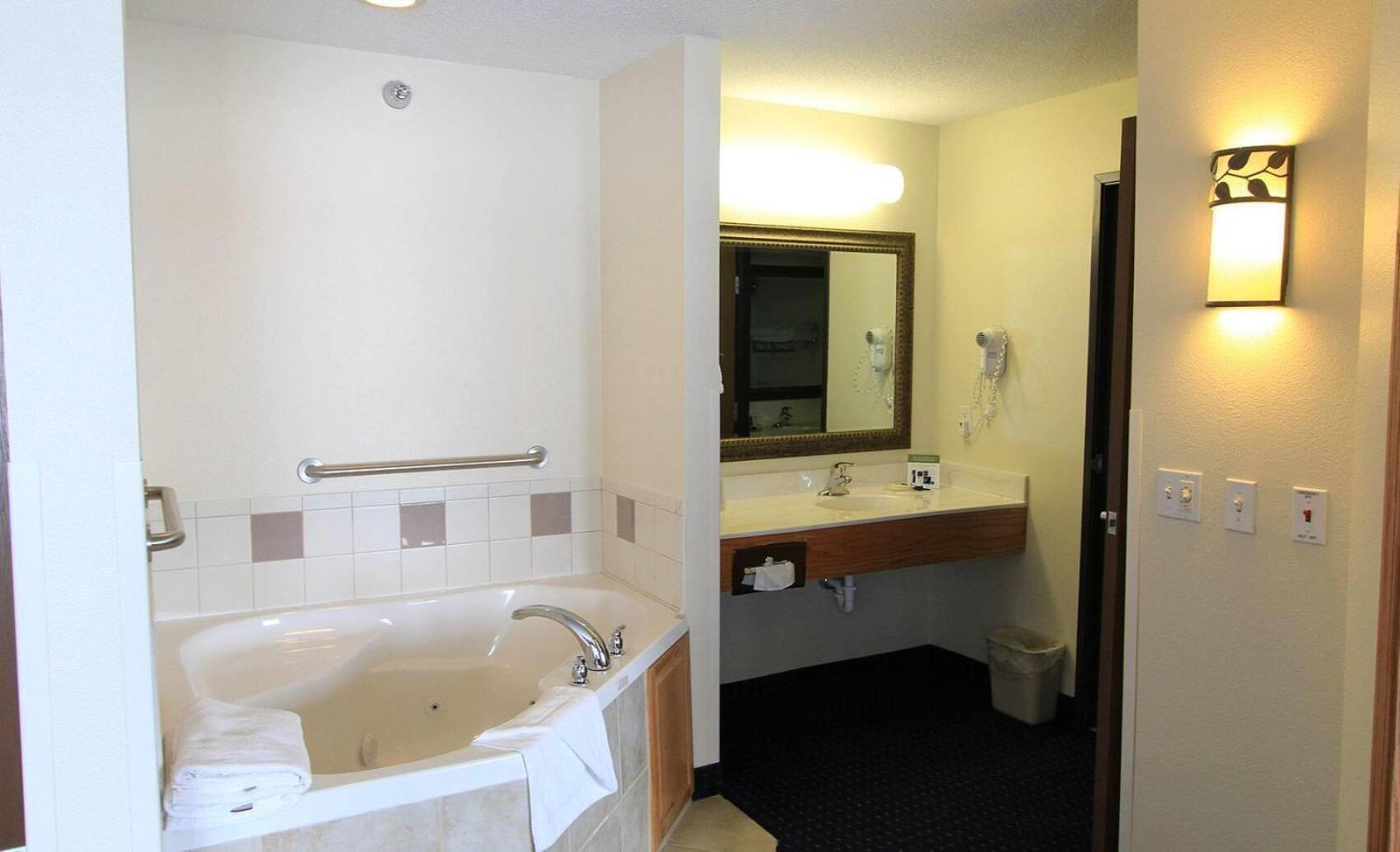 Americinn By Wyndham Cedar Rapids Airport Экстерьер фото