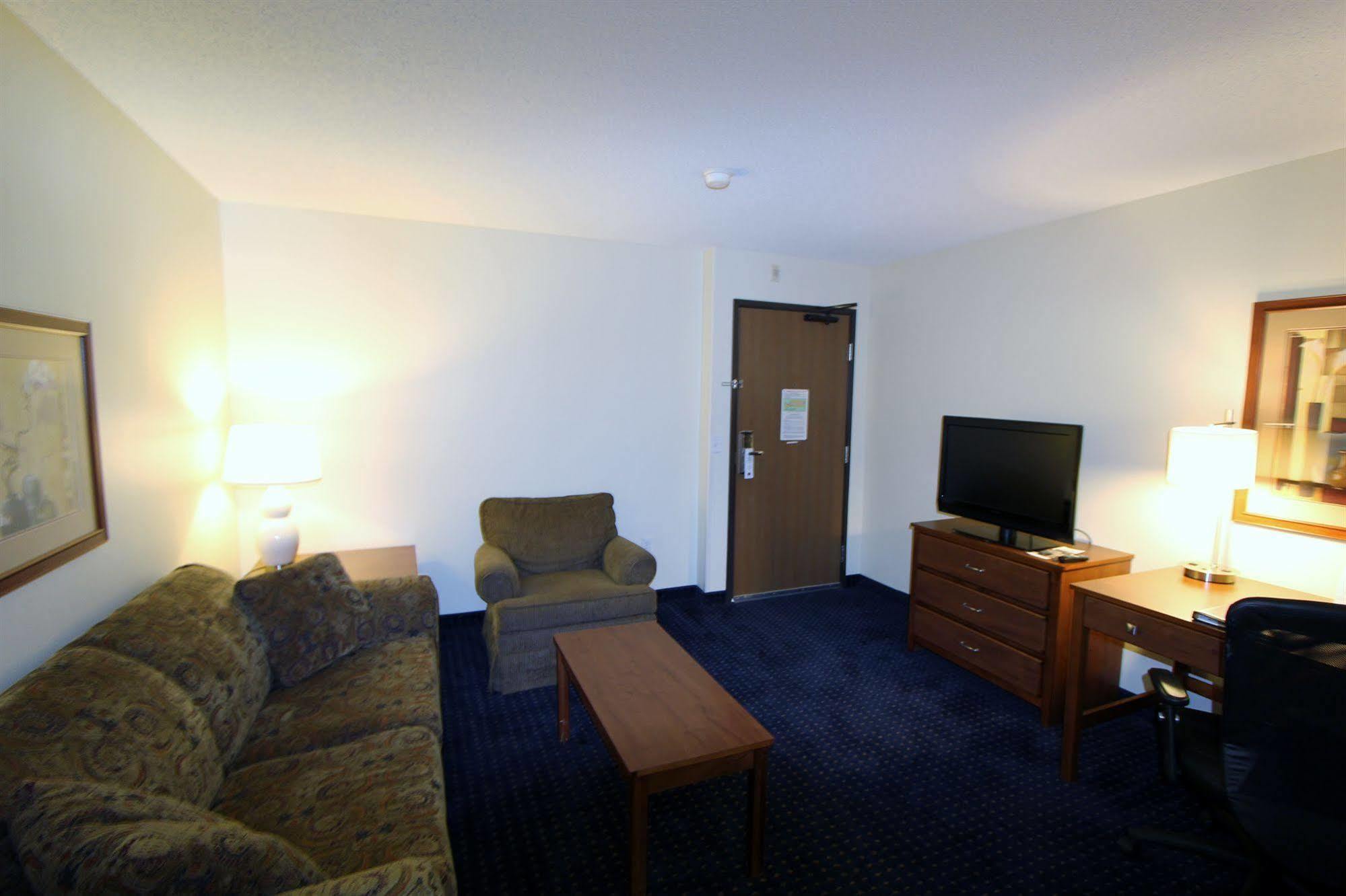 Americinn By Wyndham Cedar Rapids Airport Экстерьер фото